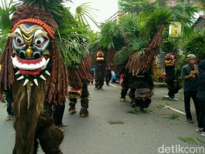 Foto: Topeng Menyeramkan Khas Ciamis Ini Berbobot 60 Kg