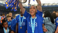 Danny Simpson. Ia masuk skuat Manchester United yang berjaya musim 2007/2008 dan kemudian di tim Leicester City musim 2015/2016. Karena cuma tampil tiga kali saat MU juara, satu medali juara Simpson didapat bersama Leicester. (Foto: Michael Regan/Getty Images)
