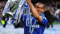 Ashley Cole. Tiga kali Cole menjuarai divisi teratas Liga Inggris, dua yang pertama bersama Arsenal musim 2001/2002 dan 2003/2004, lalu yang terakhir dengan Chelsea musim 2009/2010. (Foto: Shaun Botterill/Getty Images)
