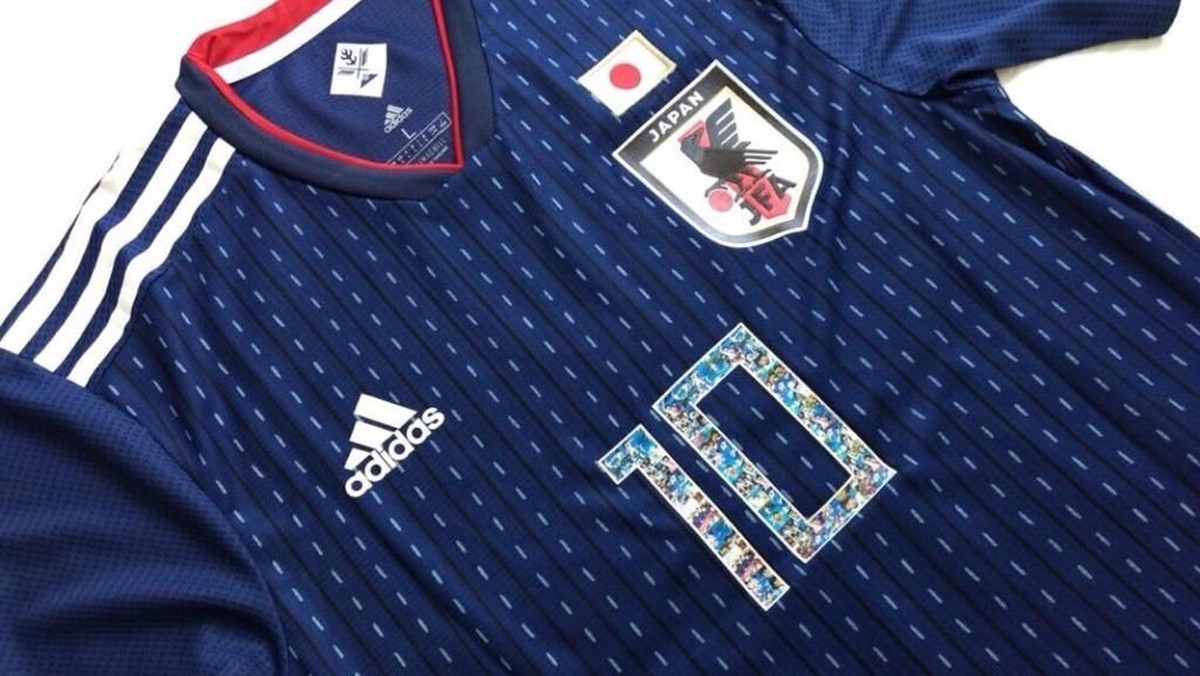 Kapten Tsubasa menghiasi jersey Jepang edisi spesial (Foto: footyheadlines.com)