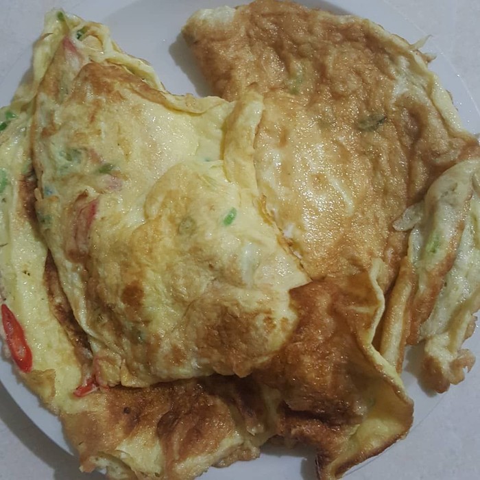 Telur dadar ini bikinnya sangat mudah dan sederhana. Cukup kocok telur dengan irisan daun bawang dan juga cabai merah. Foto: Instagram @puffybunnyid