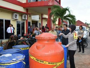 Video Penggerebekan Pabrik Miras Oplosan di Sumsel