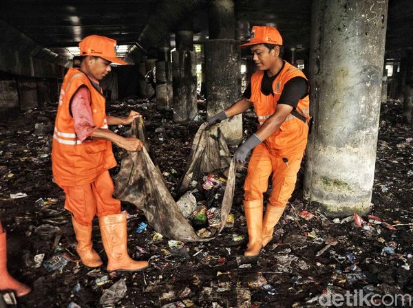 Pasukan Oranye Bersihkan Lautan Sampah di Kolong Tol Priok
