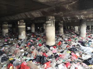 Kata Warga soal Lautan Sampah di Kolong Tol Tanjung Priok