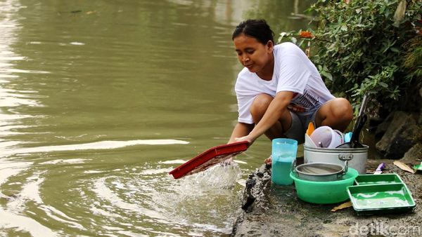Mencuci di Sungai Cisadane