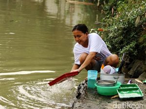 Mencuci di Sungai Cisadane