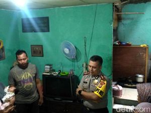 Polisi Santuni Keluarga Korban Miras Oplosan di Ciputat Polisi Santuni Keluarga Korban Miras Oplosan di Ciputat
