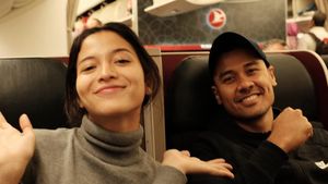 Potret Chicco Jerikho dan Putri Marino di Pesawat Menuju London