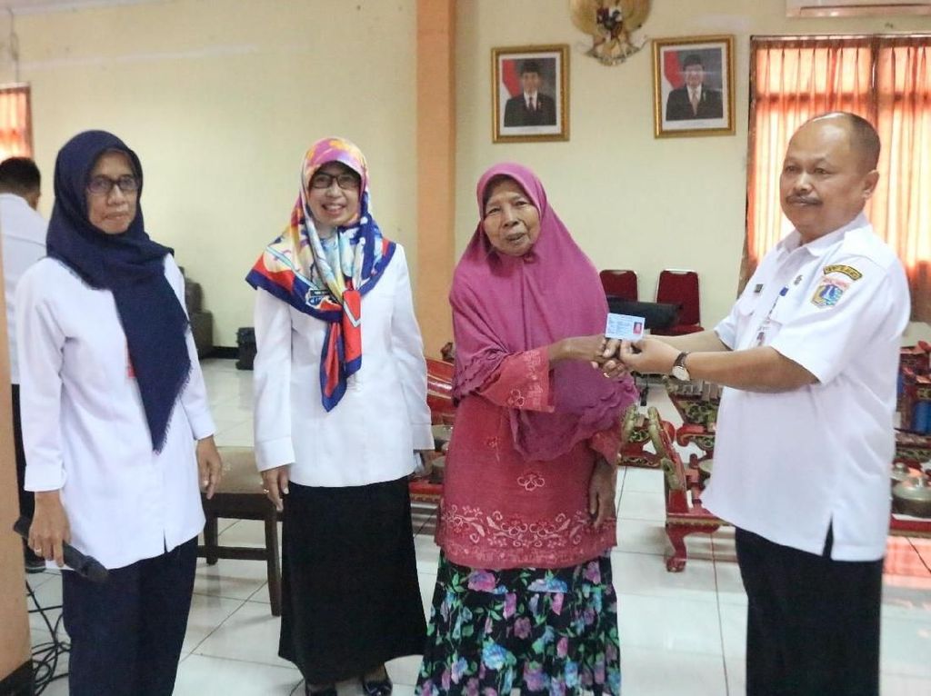 52 Lansia Telantar di Panti Dibuatkan e-KTP 52 Lansia Telantar di Panti Dibuatkan e-KTP