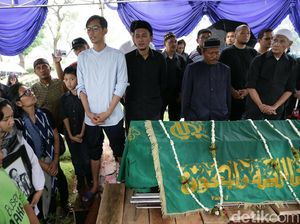 Deddy Sutomo Dimakamkan Satu Liang Lahat Istri Pertama