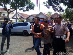 Pembacok Tetangga di Jember Dibawa ke Psikiater