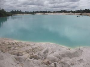 Danau Kaolin, si Biru dari Belitung