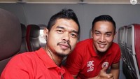 Begini gaya Bambang Pamungkas berswafoto bersama Gunawan Dwi Cahyo di dalam pesawat. Istimewa/Persija.