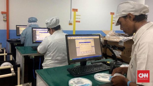 Mengintip Cara Pabrik Indonesia Merakit Ponsel