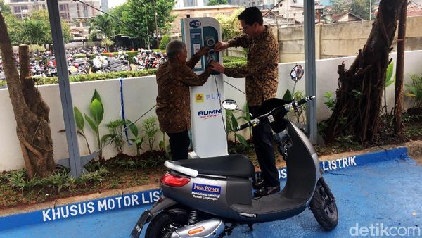 Tempat Ngecas Motor Listrik Pertama di Perkantoran Jakarta