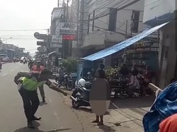 Aksi Heroik Polisi Bandung Taklukan Orang Gila Bawa Senjata Tajam