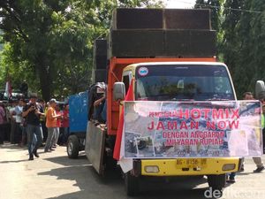 Ratusan Warga Trenggalek Protes Kualitas Pembangunan Jalan