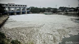 Lautan Busa di BKT Marunda Masih Belum Teratasi