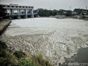 Lautan Busa di BKT Marunda Masih Belum Teratasi