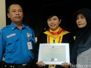 Hebat! Anak Satpam di Sleman Raih Gelar Doktor di UGM