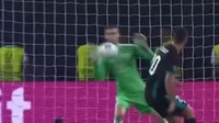 Di pertandingan Piala Super Eropa kontra Real Madrid, De Gea sempat membuat penyelamatan gemilang dengan menepis tendangan Marco Asensio dari jarak dekat. (Foto: Screenshots Youtube)