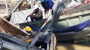 Momen Truk-truk Dipreteli sebelum Dievakuasi dari Bengawan Solo