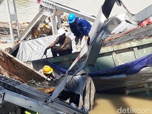 Momen Truk-truk Dipreteli sebelum Dievakuasi dari Bengawan Solo Momen Truk-truk Dipreteli sebelum Dievakuasi dari Bengawan Solo