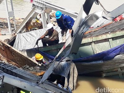 Momen Truk-truk Dipreteli sebelum Dievakuasi dari Bengawan Solo