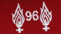 Seperti biasa ada tulisan 96 sebagai penghormatan untuk 96 korban tragedi hillsborough di bagian kerah belakang jersey. (Instagram @liverpoolfc)