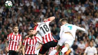 Madrid nyaris memimpin saat laga baru berjalan sembilan menit. Umpan silang Dani Carvajal disundul Ronaldo, tapi bola cuma menghantam mistar. (Foto: Susana Vera/Reuters)
