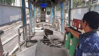 Foto: Penampakan Halte TransJ Simprug Rusak Berat Dihantam Truk