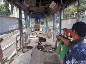 Foto: Penampakan Halte TransJ Simprug Rusak Berat Dihantam Truk