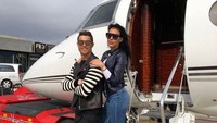 Mau liburan, Ronaldo dan Georgina pun berpose di depan pesawat terlebih dahulu. (Foto: dok. Instagram)