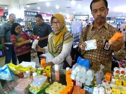 Ribuan Kosmetik Diduga Ilegal Diamankan dari 2 Mal di Surabaya