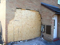 Mobil Tabrak Rumah Hingga ke Ruang Keluarga, Seorang Nenek Tewas