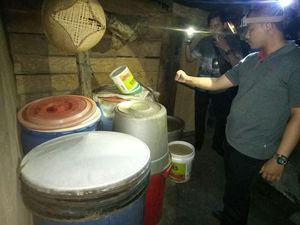Polisi Gerebek Produsen Miras di Kalbar, Puluhan Liter Arak Disita