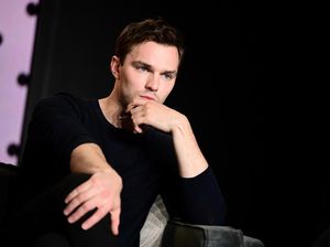 Putus dari J-Law, Nicholas Hoult Diam-diam Punya Anak dengan Model
