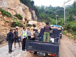 Longsor Timbun Jalan Lintas Riau-Sumbar