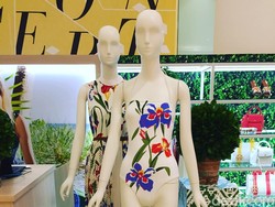 Tory Burch Rilis Baju Renang yang Bisa Melindungi Kulit dari Sinar Matahari