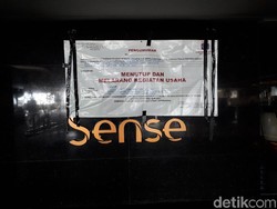 Satpol PP Wanita Juga Pasang Spanduk Penutupan di Sense Karaoke