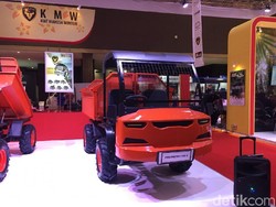 Jokowi Luncurkan Mobil Desa di GIIAS 2018