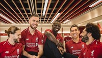Para pemain bintang Liverpool bergaya di ruang ganti mereka. Senyum lebar terlihat di wajah Mohamed Salah dkk. (Instagram @liverpoolfc)