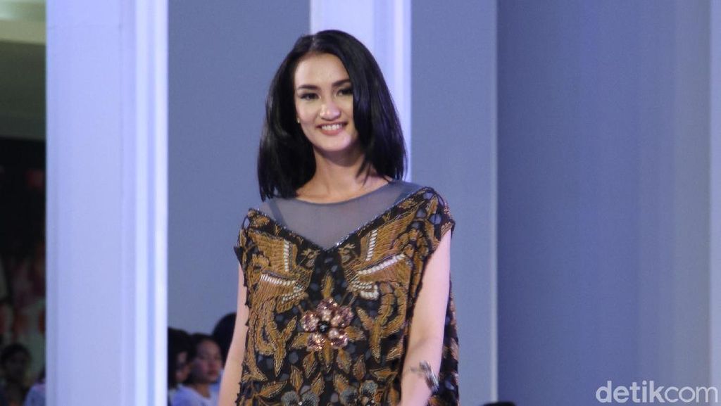 15 Baju Batik Karya Kolaborasi Mel Ahyar dan Iwan Tirta Private Collection