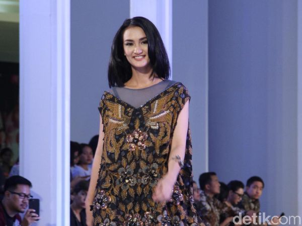 15 Baju Batik Karya Kolaborasi Mel Ahyar dan Iwan Tirta Private Collection