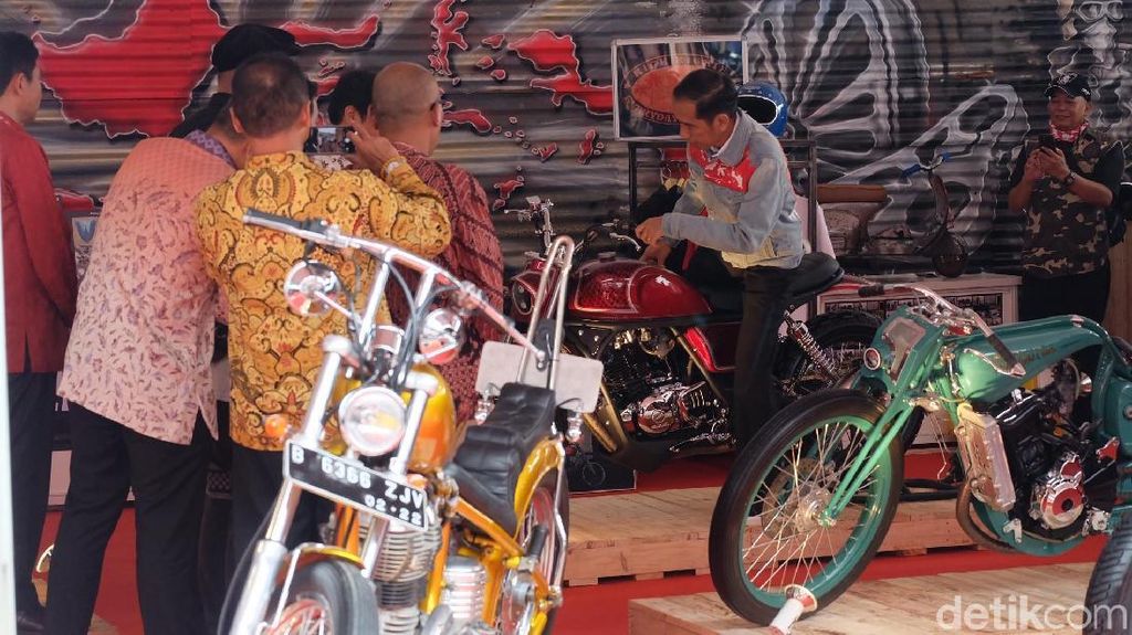 Foto: Jokowi Tunggangi Motor Kustom Merah dan Hijau