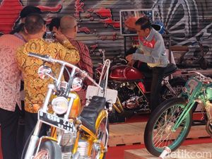 Foto: Jokowi Tunggangi Motor Kustom Merah dan Hijau