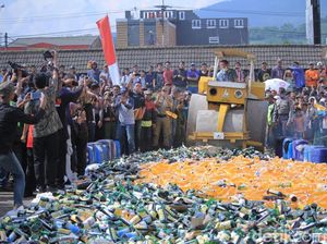 Alat Berat Gilas Ribuan Botol Miras Racikan Big Bos