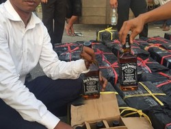Ribuan Botol Miras Ilegal dari Batam Diamankan di Riau