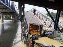 Melihat Lebih Dekat Bentangan Ketiga Jembatan Babat yang Ambrol