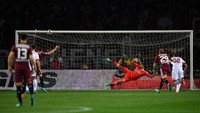 Milan nyaris kebobolan gol cepat dalam laga ini setelah wasit memberi penalti untuk Torino. Milan beruntung, eksekusi penalti Andrea Belotti di menit empat gagal menjadi gol karena bola membentur mistar. (Valerio Pennicino/Getty Images)